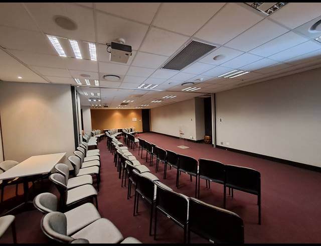 1,070M² OFFICE TO LET IN SANDHURST
